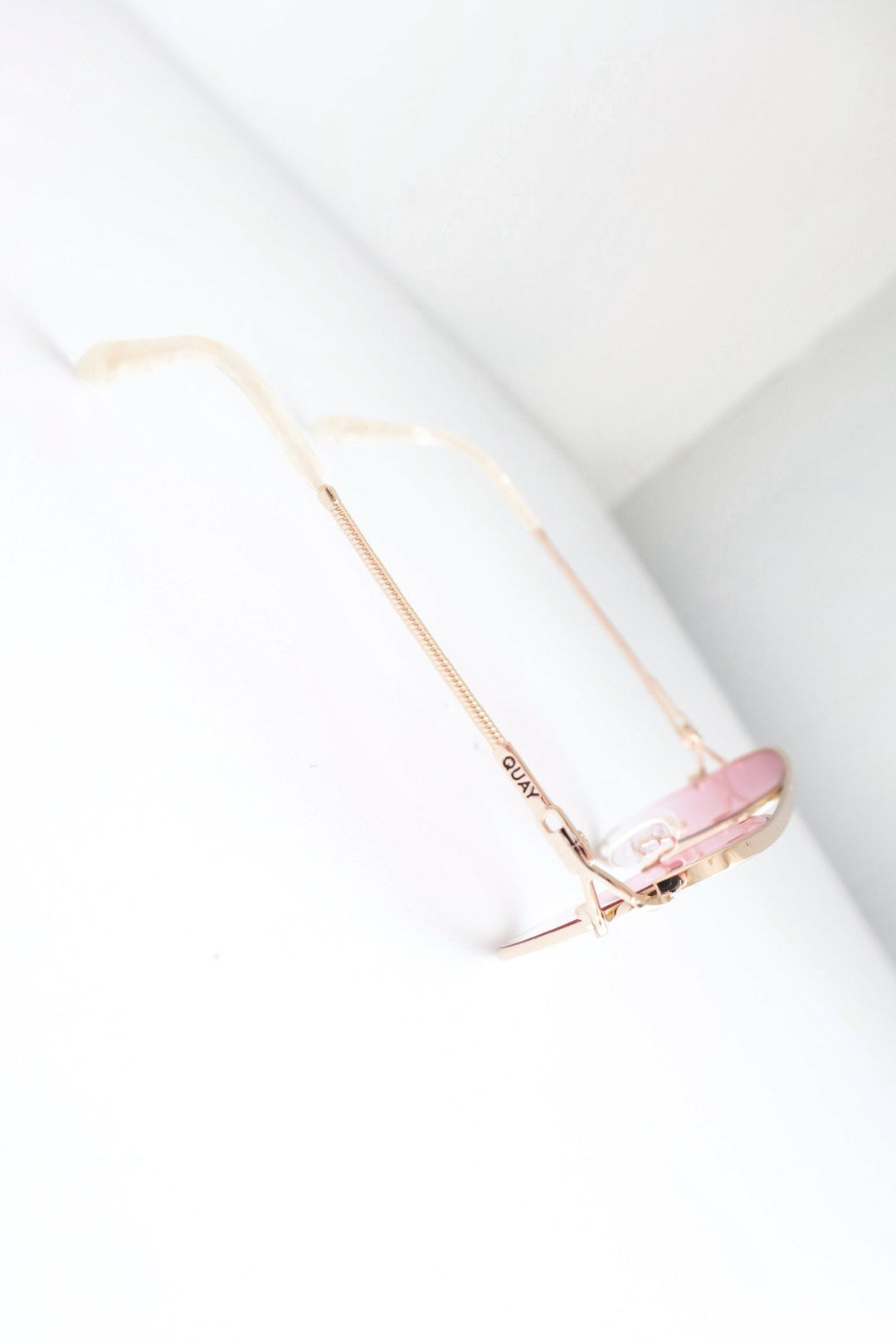 QUAY High Key Twist Adorned